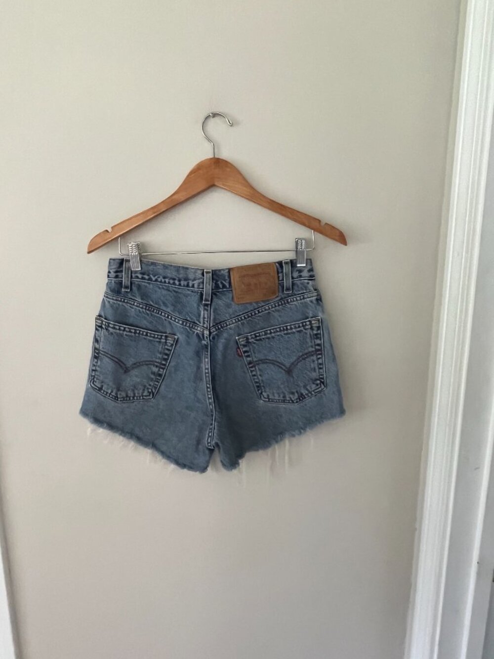 Vintage 90s Levi's 550 Cutoff Denim Shorts W29 Relaxed High Rise Raw Hem USA Sty - Picture 7 of 9